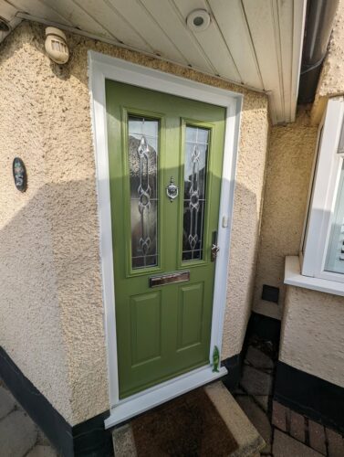 A fabulous New Forest Green Ludlow 2 Solidor, with a lovely CTB 19.2 Glass design with Chantilly backing glass alongside the super secure Ultion Cylinder fitted in #Borehamwood